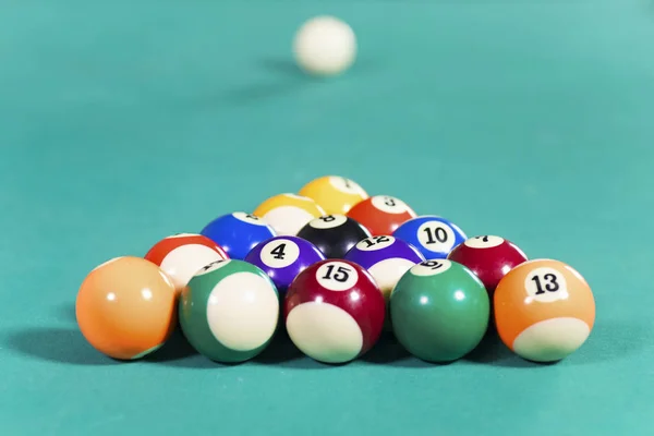 Bolas de bilhar coloridas na mesa de bilhar — Fotografia de Stock