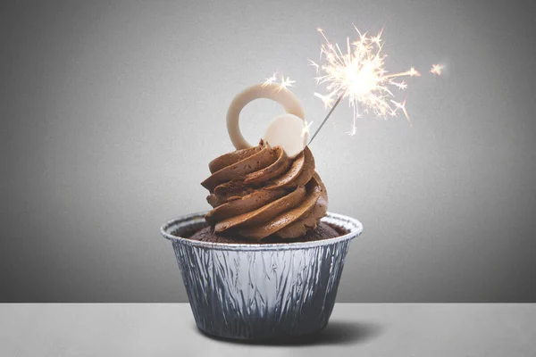 Bolo de chocolate com fogo de artifício — Fotografia de Stock