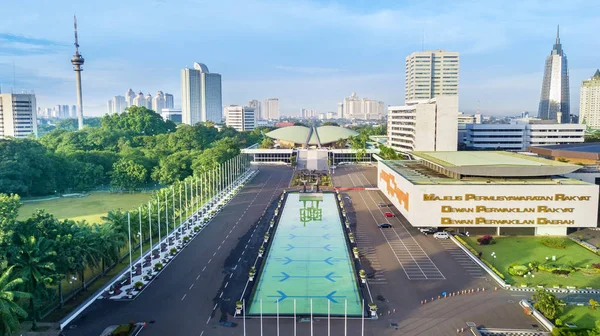 Magnifique parc du complexe parlementaire indonésien — Photo