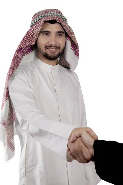 Arabian biznesmena uścisk dłoni z kolegą — Zdjęcie stockowe