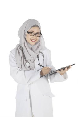 Çok Müslüman doktor bir pano ile çalışma