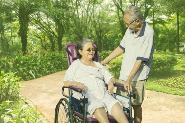 Yaşlı kadın kocası ile sohbet