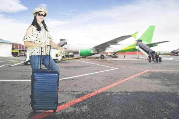 Jeune femme avec des bagages à l'aéroport — Photo