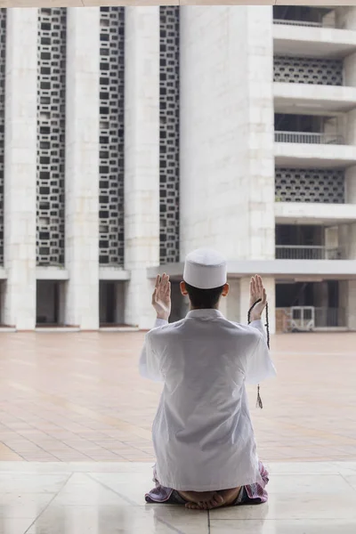 Młody człowiek Muzułmanin modli się do Boga — Zdjęcie stockowe