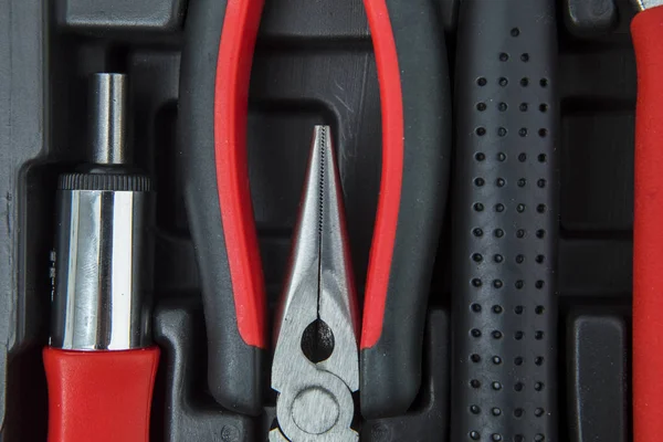 Rote Zange auf der Werkzeugkiste — Stockfoto