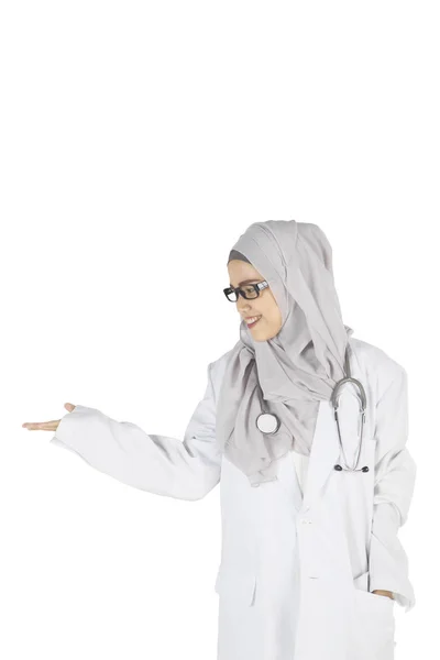 Carino medico musulmano che mostra qualcosa in studio — Foto Stock