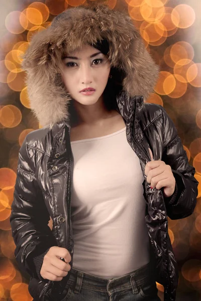 Hübsches Mädchen Winterkleidung Während Die Kamera Schaut Und Mit Funkelndem — Stockfoto