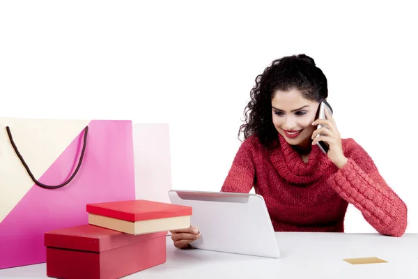 Chica bonita de compras en línea con una tableta — Foto de Stock