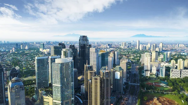 Gedung perkantoran di bawah langit biru — Stok Foto