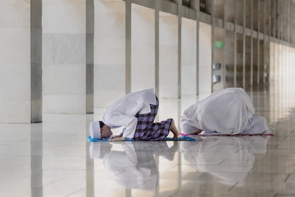 Мусульманин и его жена вместе молятся — стоковое фото