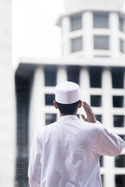 Muslimský muž dělá azan v mešitě — Stock fotografie