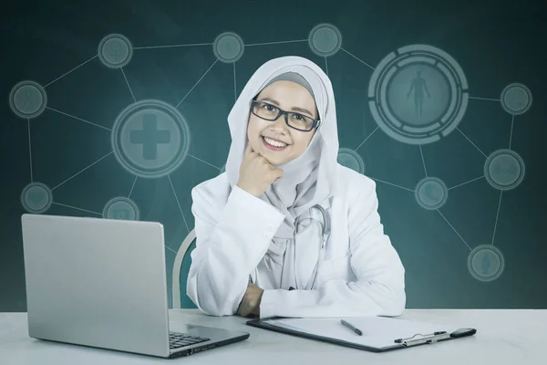 Médico musulmán sonriendo a la cámara —  Fotos de Stock