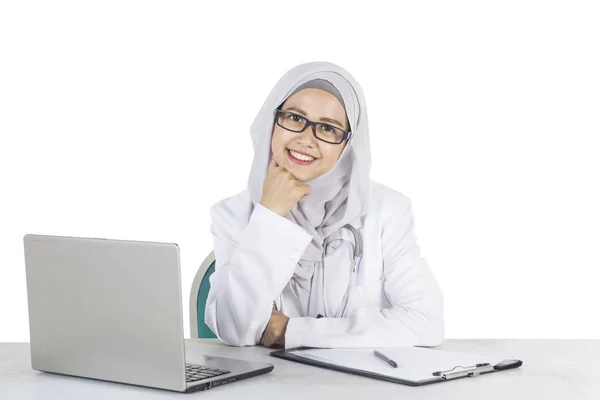Мусульманська лікар, посміхаючись на камеру на студії — стокове фото
