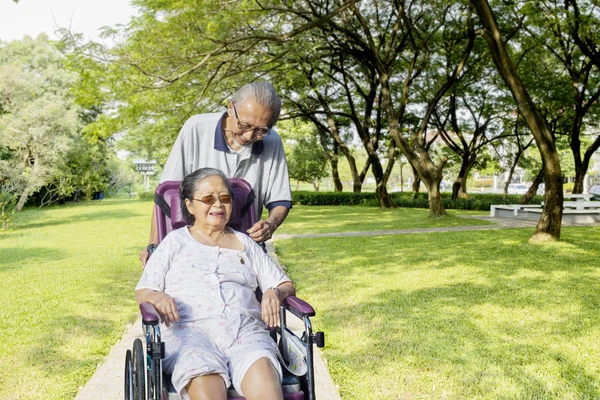 Elderly man with his wife in the park — Stock Photo, Image
