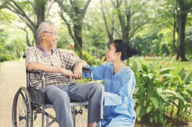 Yaşlı adam onun caregiver ile sohbet