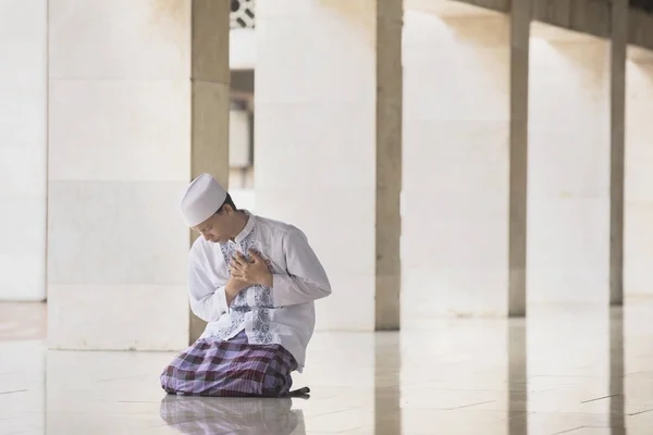 Muçulmano devoto parece triste na mesquita — Fotografia de Stock