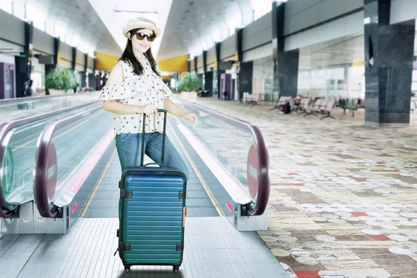 Caucasian woman with luggage in the airport hall — Stock Photo, Image