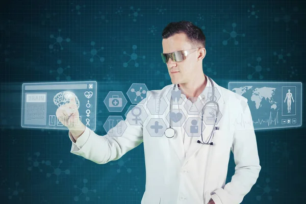 Kaukaski lekarz pracuje z wirtualnego ekranu — Zdjęcie stockowe