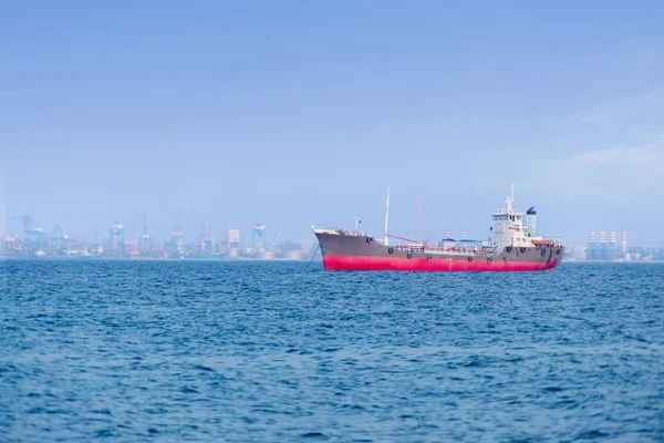 Frachtschiff legt im Industriehafen an — Stockfoto