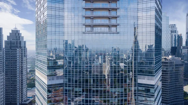 Schöne Glasfenster hoher Gebäude — Stockfoto