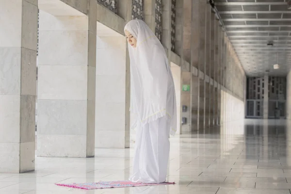 Asijské Muslimská žena, která dělá Salat v mešitě — Stock fotografie