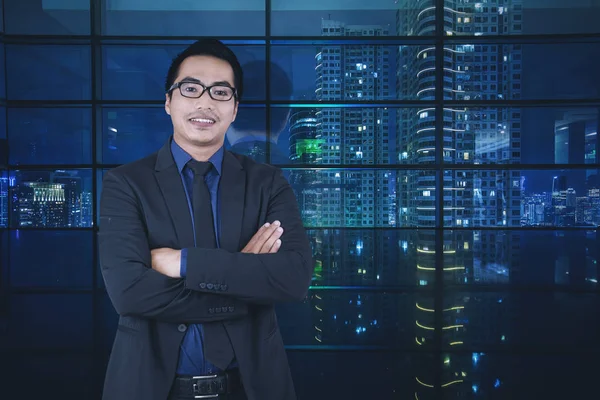 Asiático masculino gerente parece confiante no escritório — Fotografia de Stock