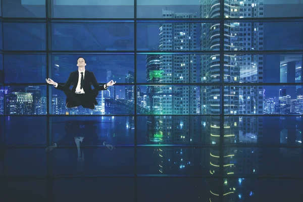 Empresario estadounidense levitando en la oficina — Foto de Stock