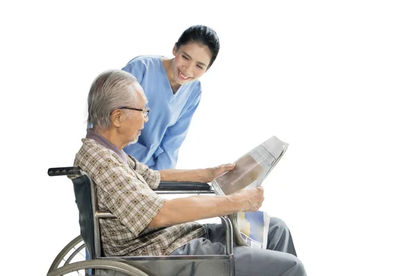 Νεαρή γυναίκα νοσοκόμα χαμογελά σε ηλικιωμένο άνδρα — Φωτογραφία Αρχείου