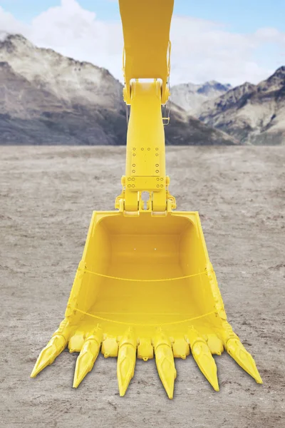 Желтое ведро экскаватора на строительной площадке — стоковое фото