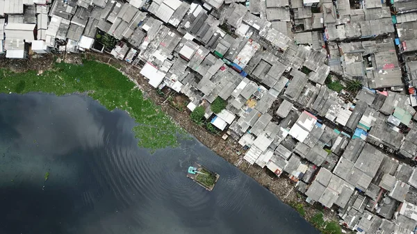 Vista dall'alto del quartiere affollato della baraccopoli — Foto Stock