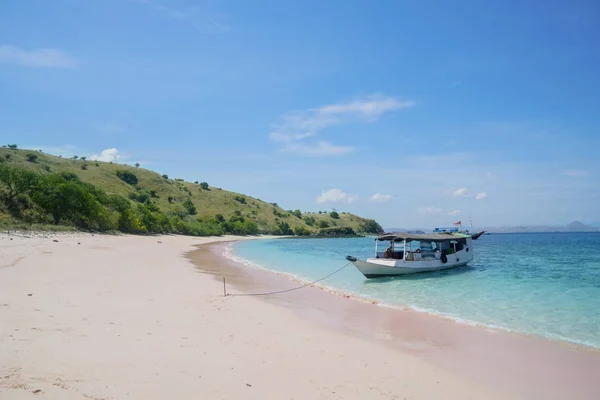 Toeristische boot verankerd op het roze strand — Stockfoto