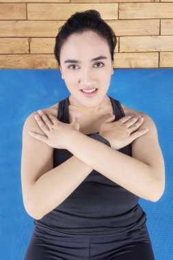 Güzel kız mindere egzersizi yapıyor