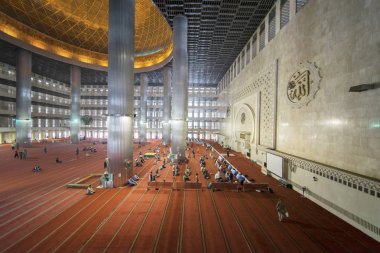 Müslüman insanlar İstiklâl camide namaz yapıyor