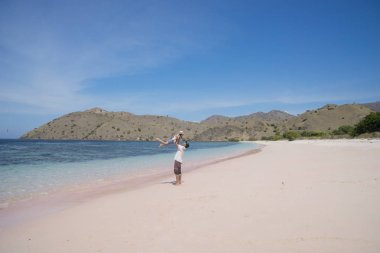 Mutlu baba kızıyla kumsalda oynarken