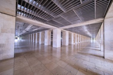 İstiklâl cami de güzel uzun koridor