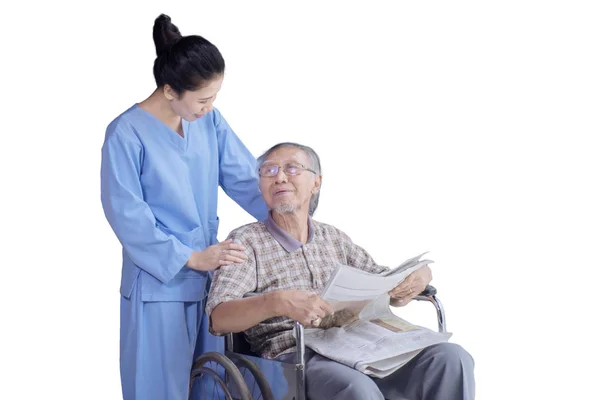 Idősebb ember beszél nővér kerekesszék — Stock Fotó