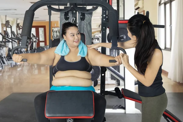 Mujer con sobrepeso ejecutar ejercicio en el gimnasio — Foto de Stock