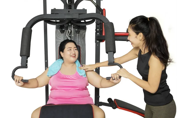 Mujer con sobrepeso haciendo ejercicio con entrenador — Foto de Stock