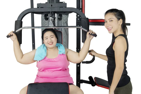 Mujer con sobrepeso y entrenador sonriendo a la cámara — Foto de Stock