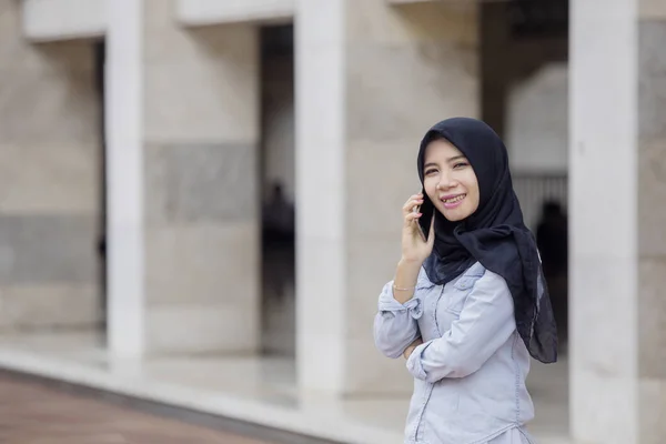 Muslimische Frau spricht auf dem Smartphone — Stockfoto