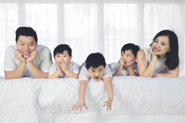 Gelukkige familie samen tijd doorbrengen op het bed — Stockfoto