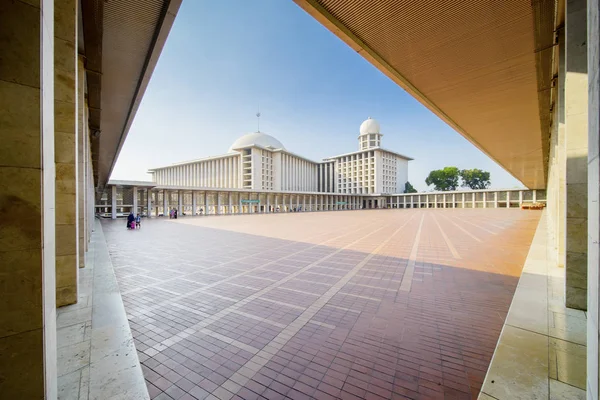 Außenansicht der istiqlal Moschee — Stockfoto