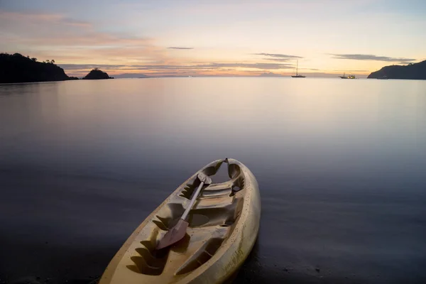 Canoa vacía flotando en el mar — Foto de Stock