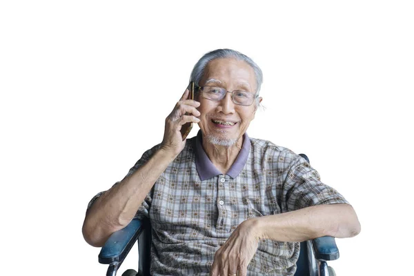 노인 남자 휠체어에 만드는 전화 — 스톡 사진