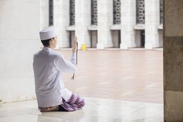 Hängiven muslimsk man ber till Allah — Stockfoto