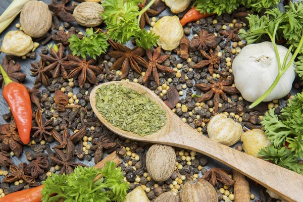 Crushed bay leaves with variety spices