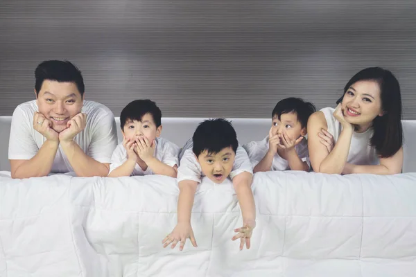 Famille chinoise passer du temps ensemble dans la chambre — Photo