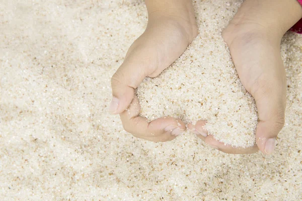 Niño haciendo símbolo del corazón de arena de playa — Foto de Stock