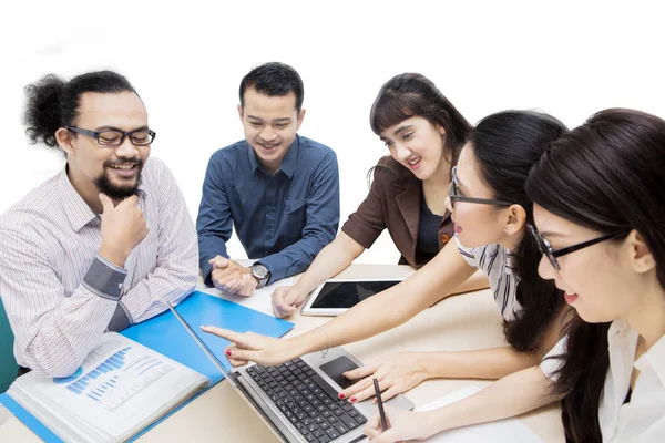 Equipe de negócios discutindo juntos na mesa — Fotografia de Stock