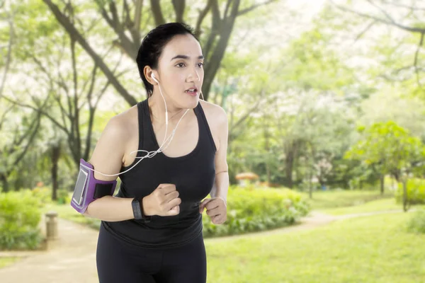 Schöne Frau joggt im Park — Stockfoto